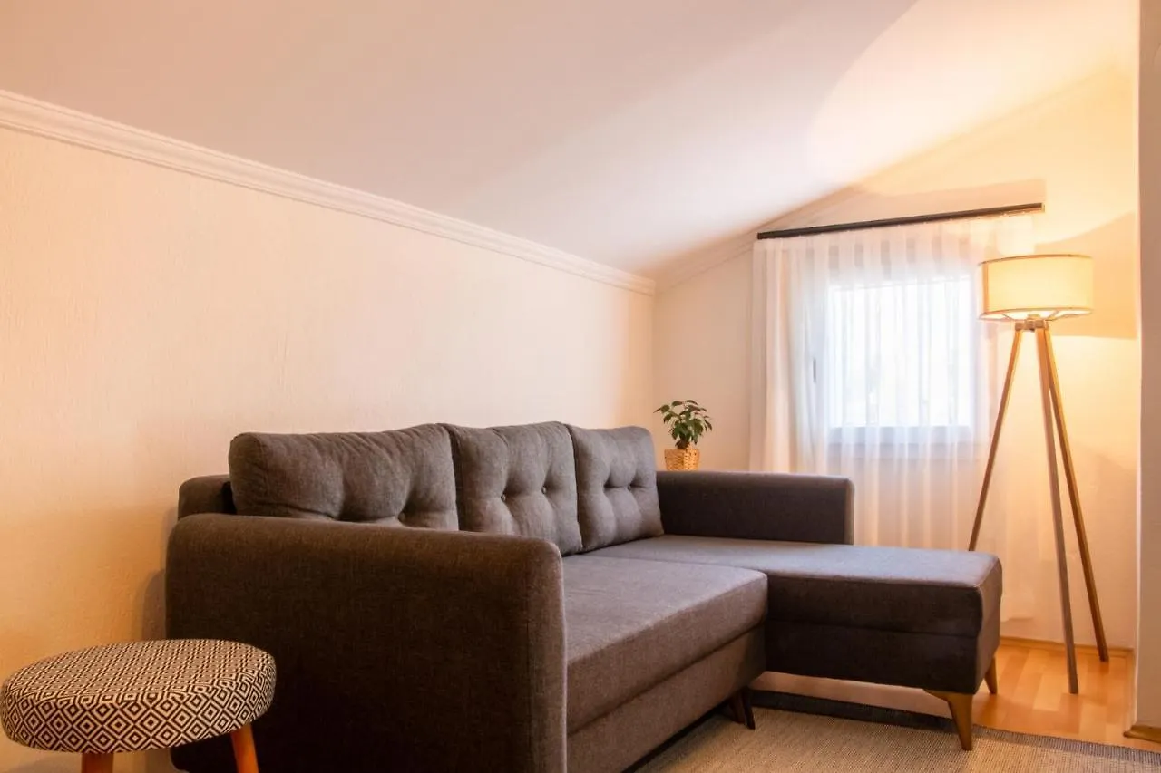 Minimalist And Rooftop Flat With Terrace In Σμύρνη