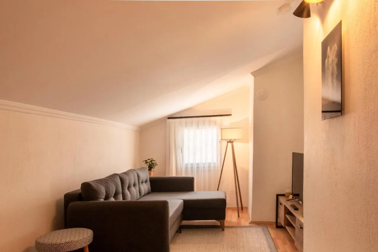 Minimalist And Rooftop Flat With Terrace In Σμύρνη 0*,