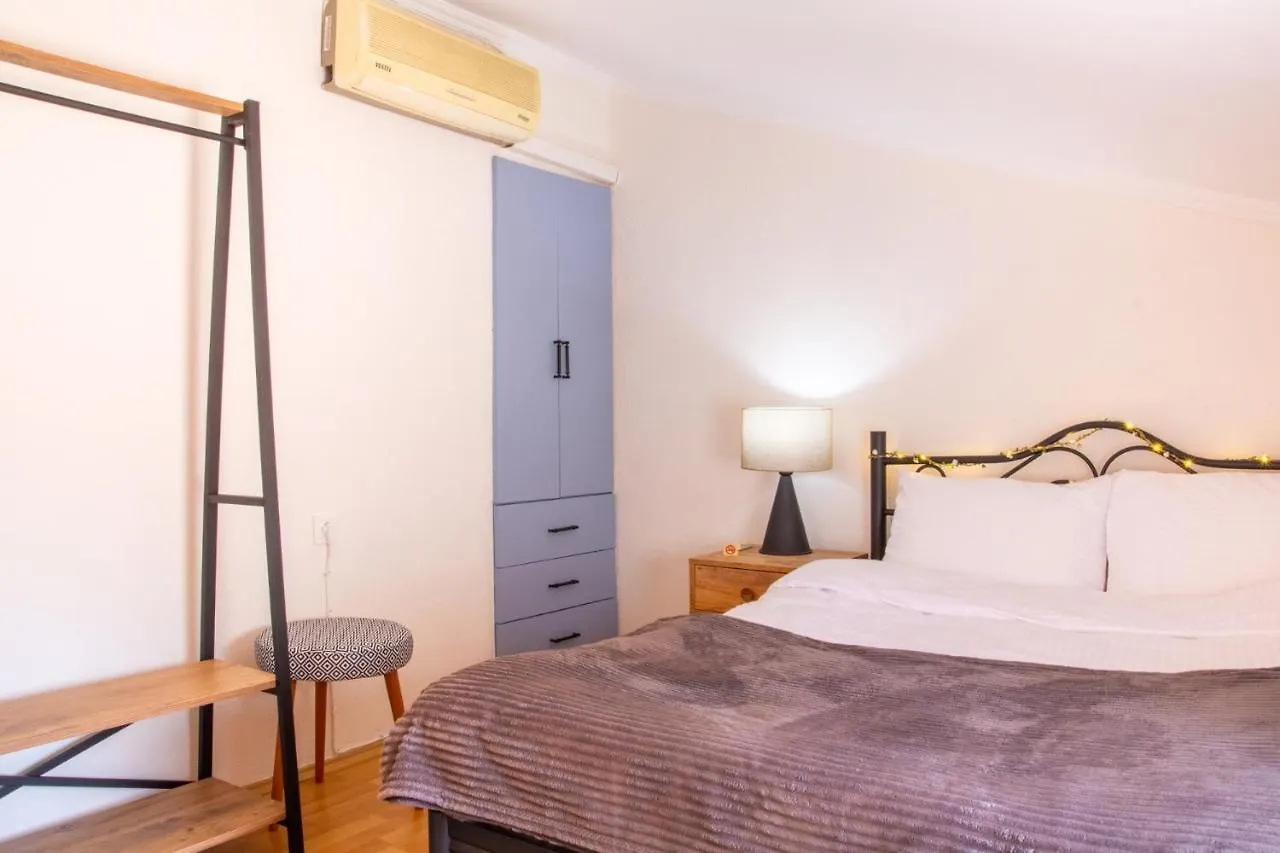 Minimalist And Rooftop Flat With Terrace In Σμύρνη Τουρκία